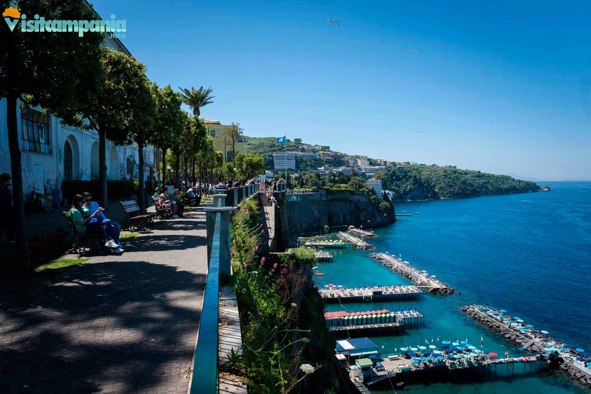 Sorrento, marina piccola vista dalla villa comunale