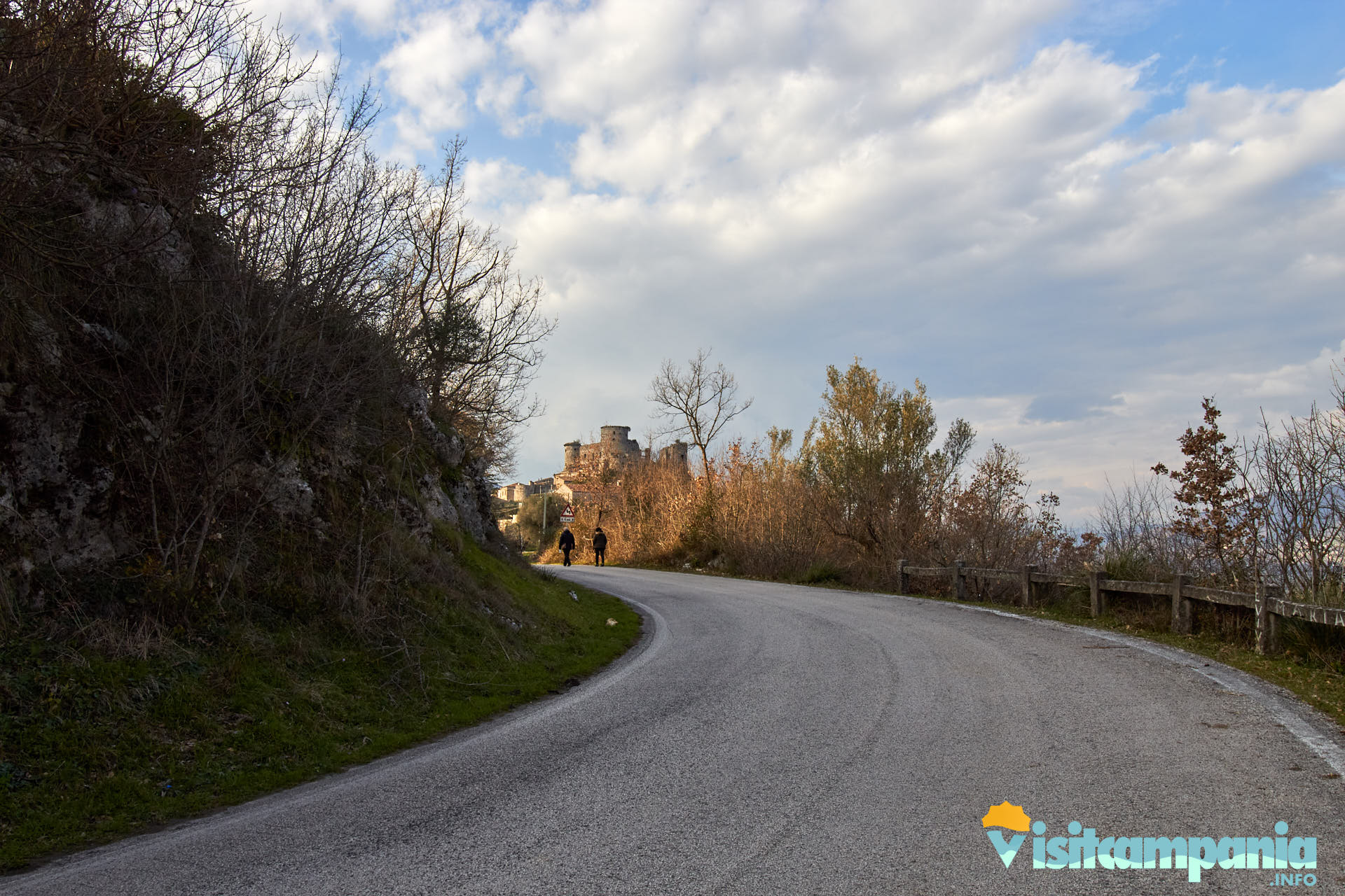 si parte, strada in prospettiva con castello