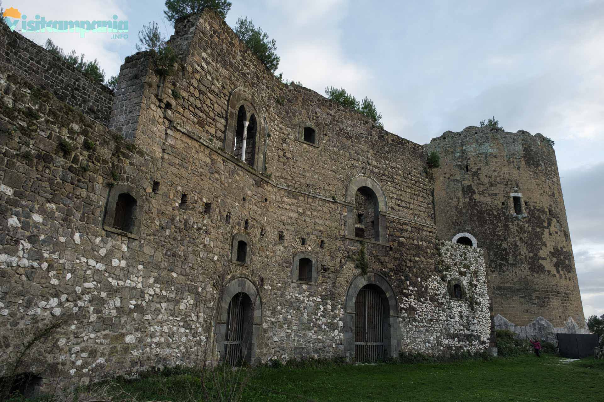 château et tour des faucons à Casertavecchia