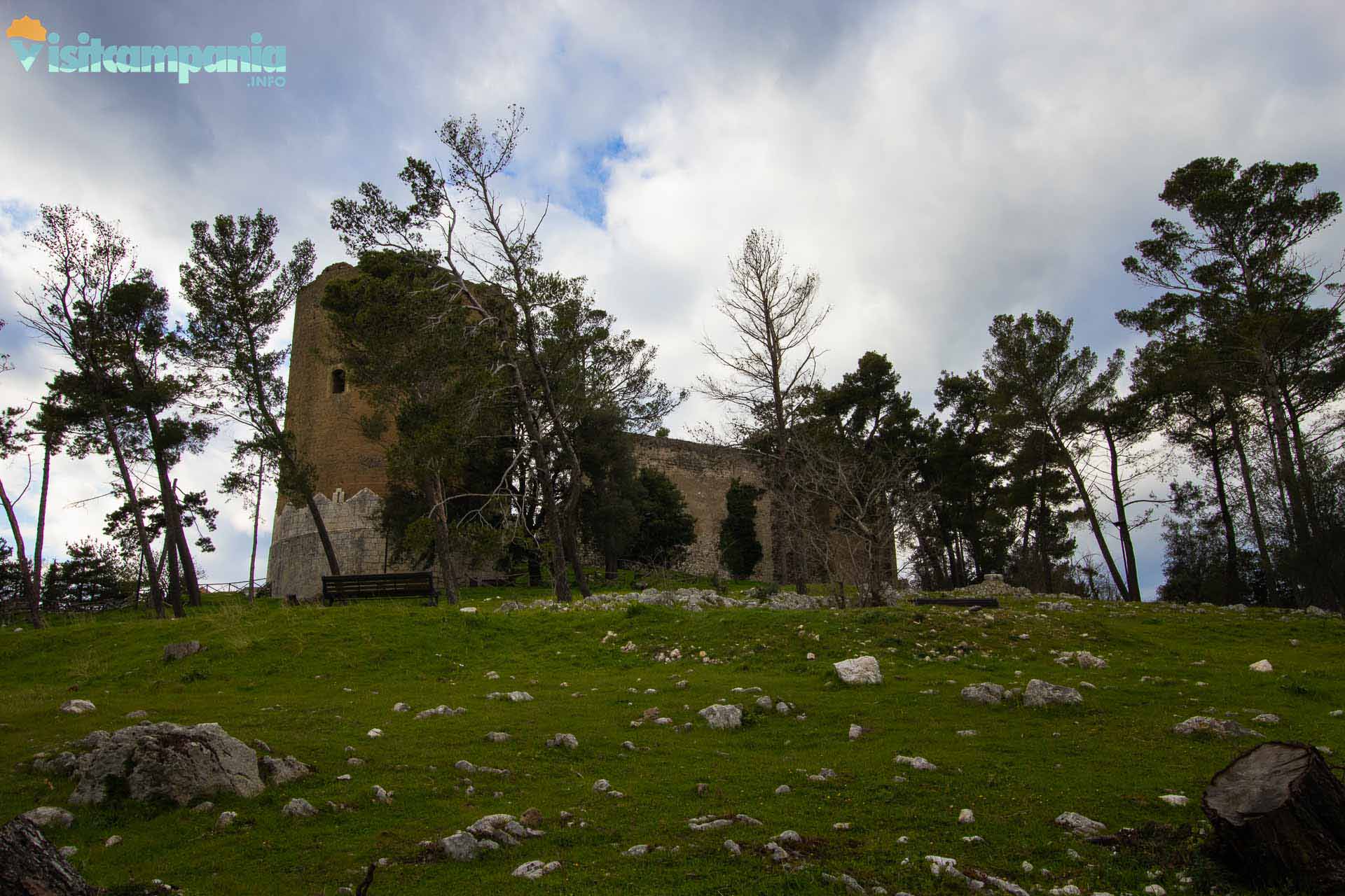 die Burg und der Falkenturm von Caserta Vecchia