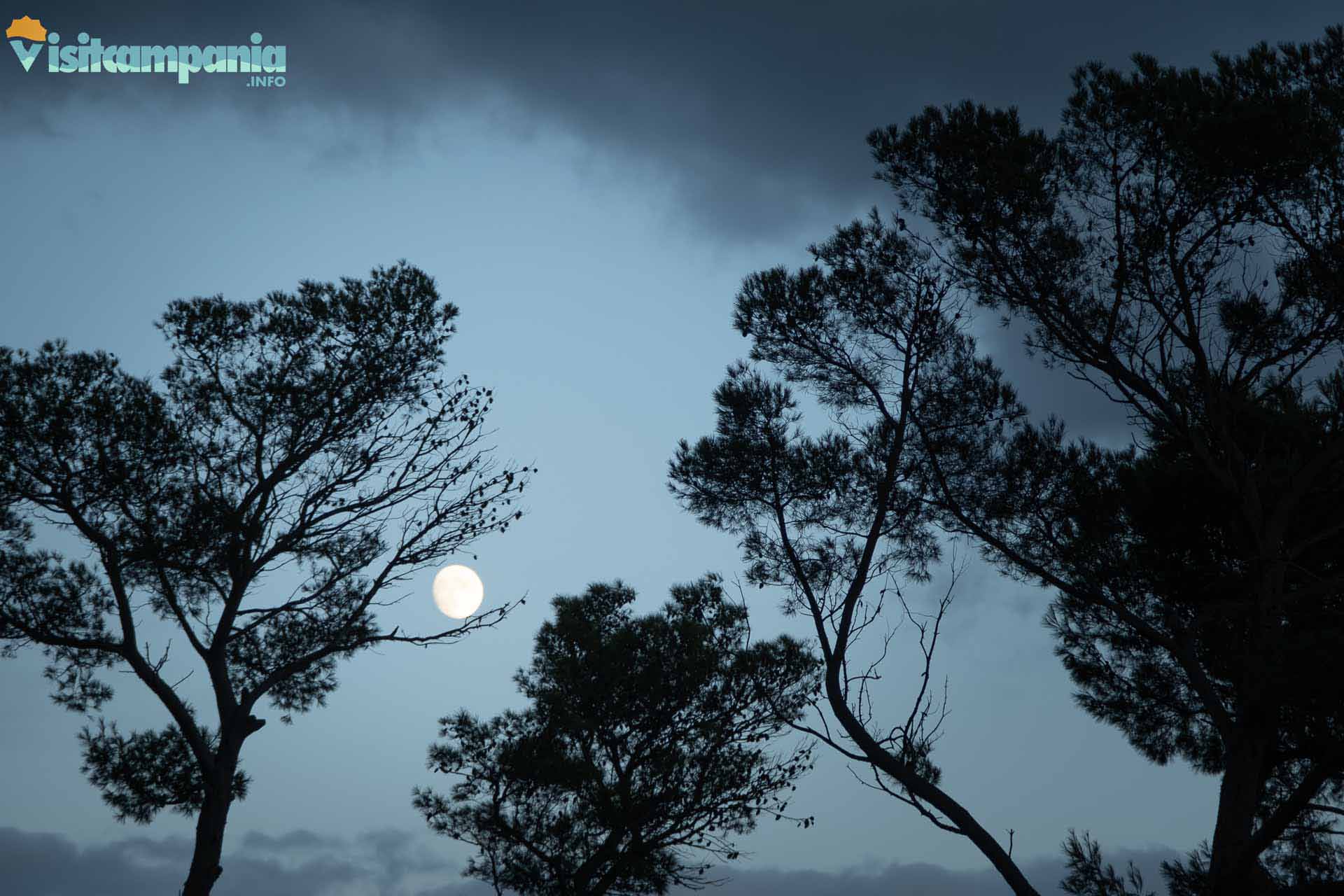 der Mond von Casertavecchia aus gesehen