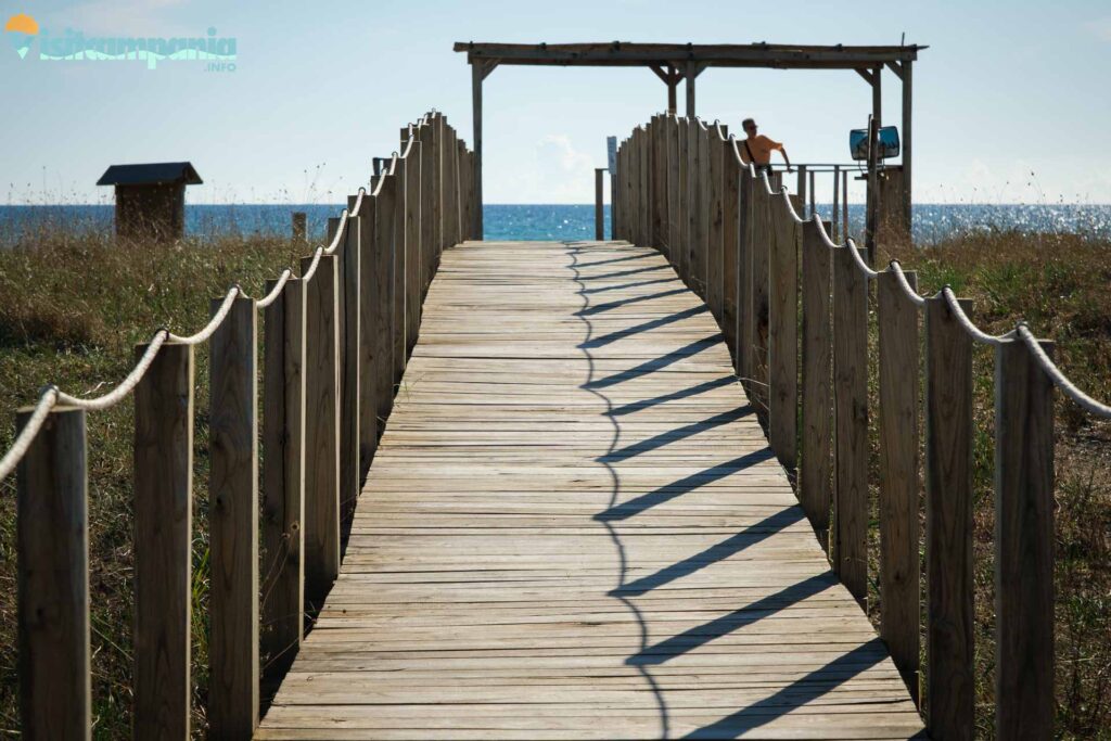 Paestum, acceso a la playa desde el oasis de dunas de Legambiente